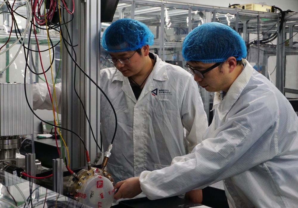 “追光”科研人在极微观处践行青春承诺