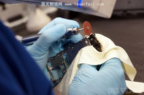 一探Vertu总部究竟：最奢侈的手机是怎么造出来的？